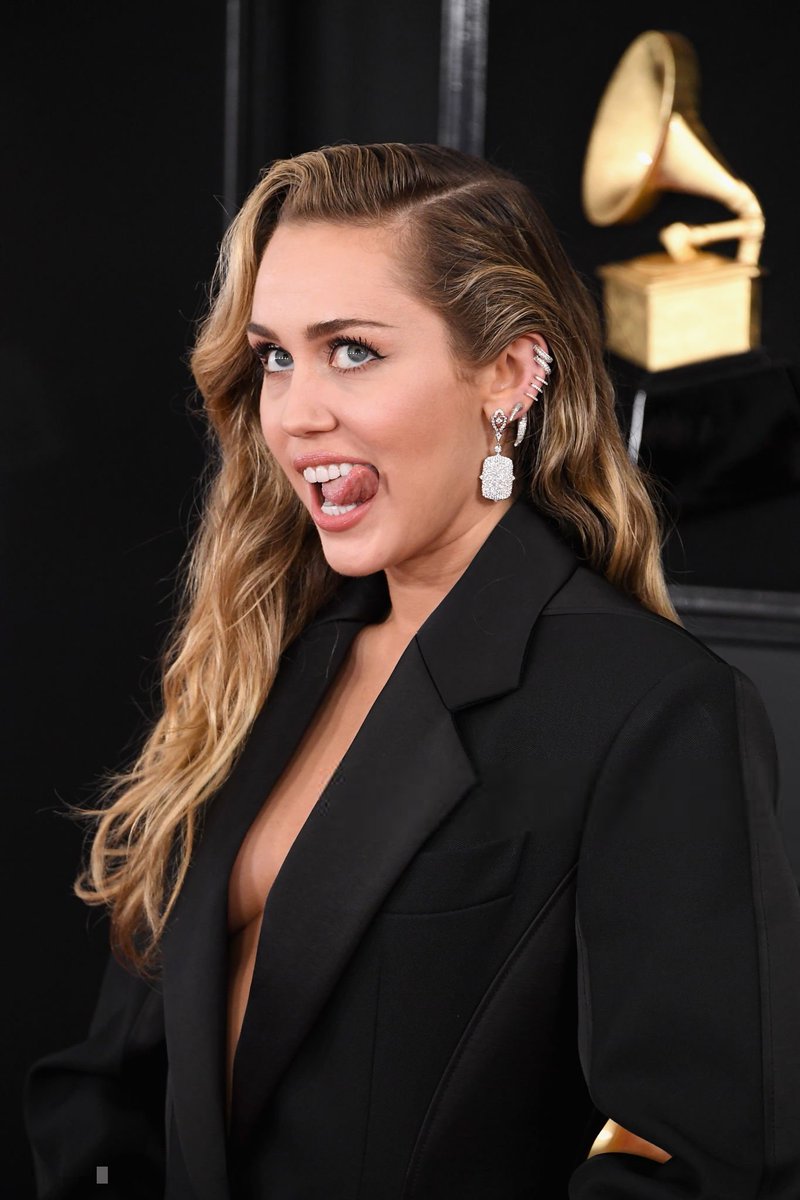 cyruzhippie's tweet photo. estoy colapsando de amor #GRAMMYs https://t.co/U49oeNJQn9
