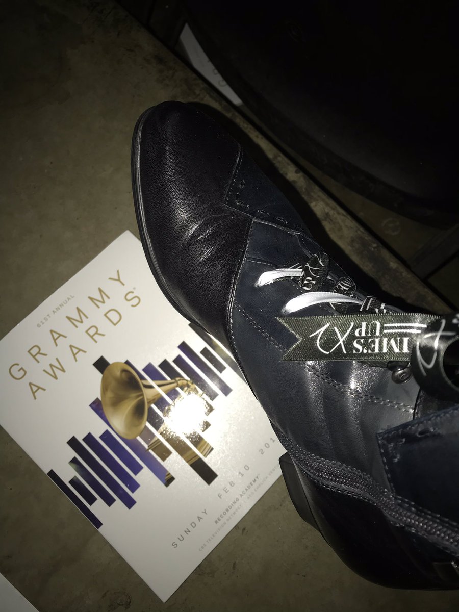 . <a href="/JanelleMonae/">Janelle Monáe👽🚆🤖🚀🪐</a> <a href="/TIMESUPNOW/">TIME'S UP</a> #Grammy2019 When Janelle Monet personally asks you to wear something  to the Grammys... my right foot is here to help this year, loud and proud!