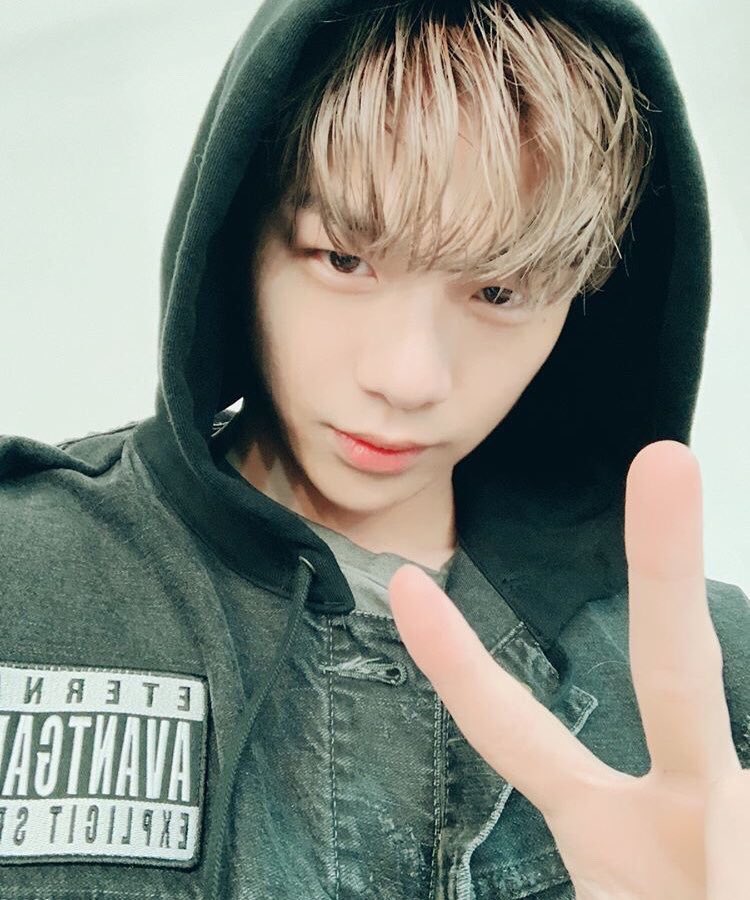 minhyunxdeen's tweet photo. กะคือพอบอกว่าเหนื่อยก็ส่งรูปสองนิ้วมาให้น่ารักจริงๆ https://t.co/4BxeZBN3KY