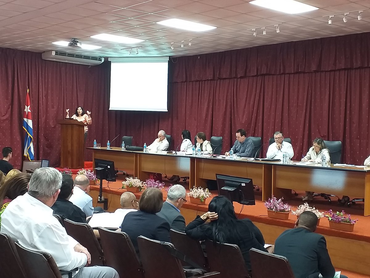 #CubaEsSalud 🇨🇺 #SaludParaTodos. Ciencia, Tecnología y Salud es la clave del futuro. La investigación es fundamental para la ciencia, expresa en su intervención la Dra. Ileana Morales, en la Reunión Metodológica Nacional de Directores Municipales del sector.