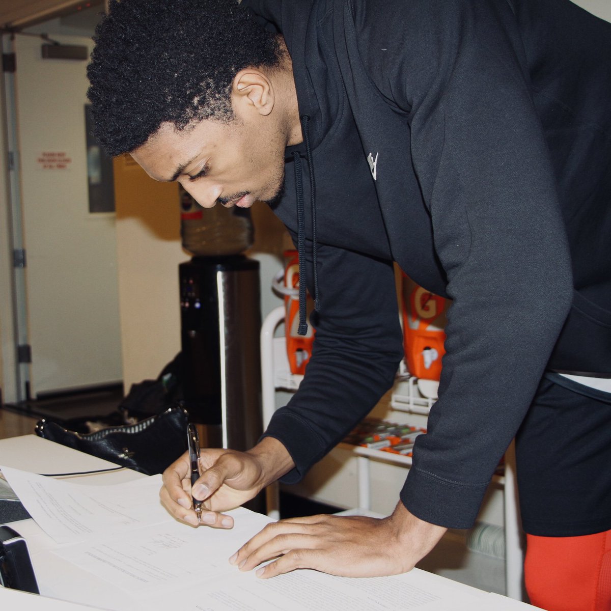 Raptors's tweet photo. Official: We've signed F @MalcMili13. #WeTheNorth

✍🏽 https://t.co/2oLdd5LN2A https://t.co/0KkBCzaffP