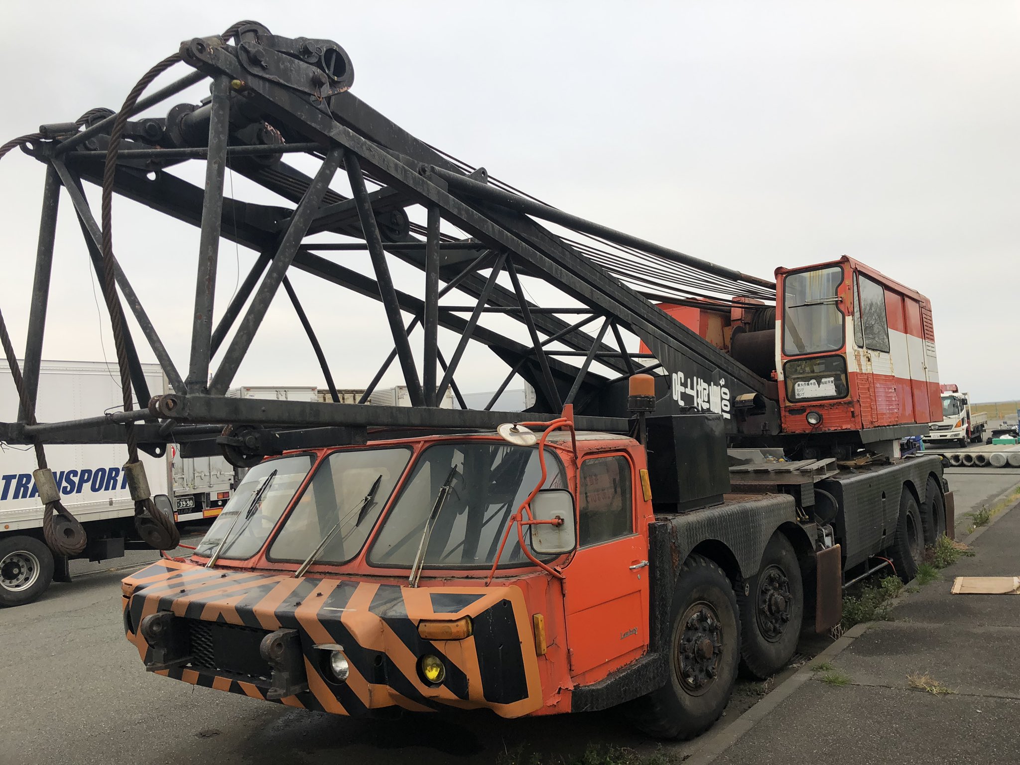 Gun３ 次はwf レトロでかっこいいクレーン車 運転席のウィンドウの丸さが何とも言えない どれくらいの時代の車両dsろう T Co 3pwedrfxa9 Twitter