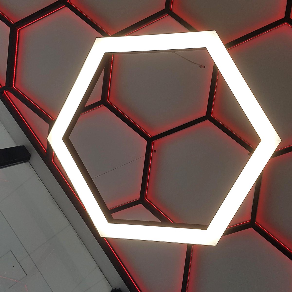 Synergy_Lights's tweet photo. #Architects #InteriorDesigners and charming #OfficeFitOut people. Get some #MondayMotivaton and #inspiration from this colour changing ceiling

#photography #interiors #Design #Lighting #LightingDesign #FitOut #Interiors #interiordesign #workspace #Pendants #LED #Statementceiling https://t.co/HYvRowTLte