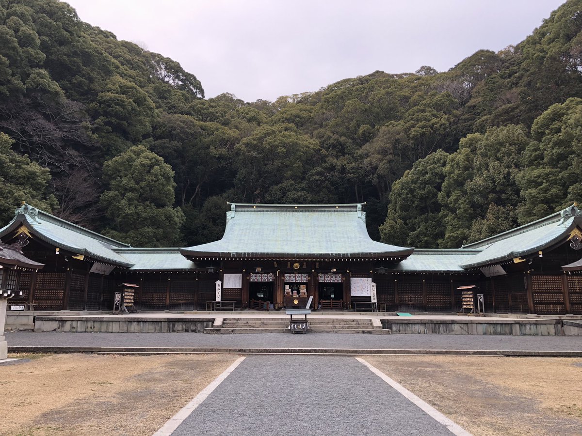 静岡県の護国神社へ参拝に来ました。遺品館にも結構な数量が遺族からの遺品として陳列されているので、一度は来館するのを推奨したいですね。
因みにプロペラの写真は山本長官が直筆で特攻機の1機づつに決別の辞を刻み付けた物です( ・∇・) 