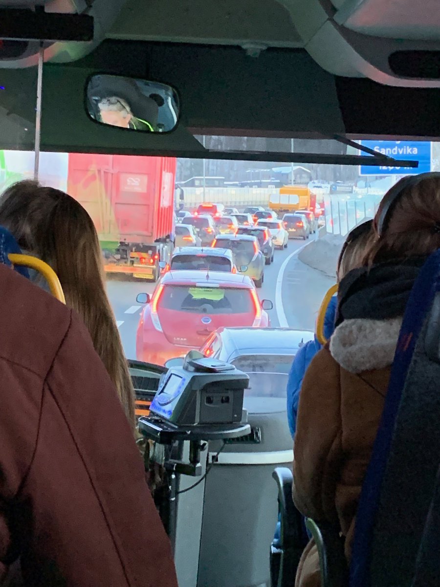 missolitaire's tweet image. #el-biler er nesten akkurat som andre biler... bussen kommer ikke frem på #E18 i morgenrushet