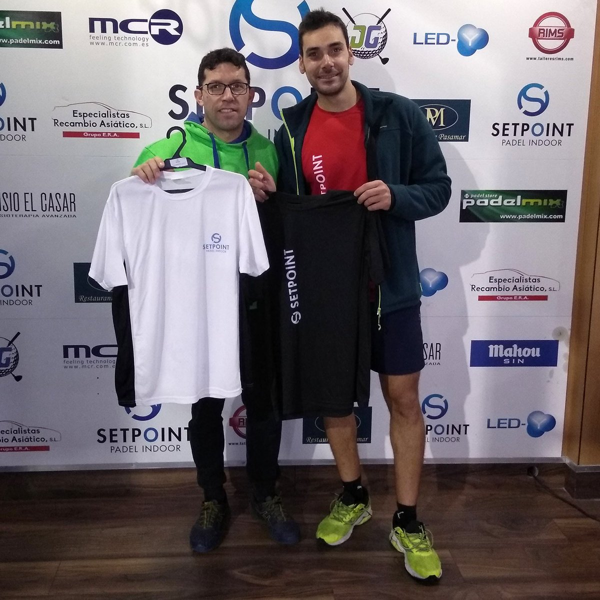SetPointG's tweet image. ¡Buenos días a todos! Comenzamos una nueva semana con las fotos de nuestros campeones de la semana pasada ¡Enhorabuena! y como siempre os esperamos en Set Point Getafe #setpoint #padel #padelmadrid #getafe #Madrid