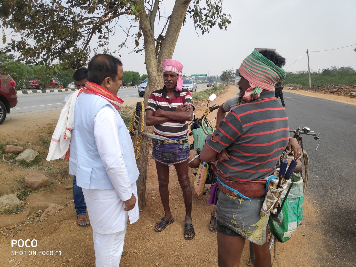 MYaskhi's tweet photo. Met some people on the way back to Hyderabad. The JOSH is missing among the common man under #BadaModi & #ChotaModi Sarkar. https://t.co/I54aH6QSbu