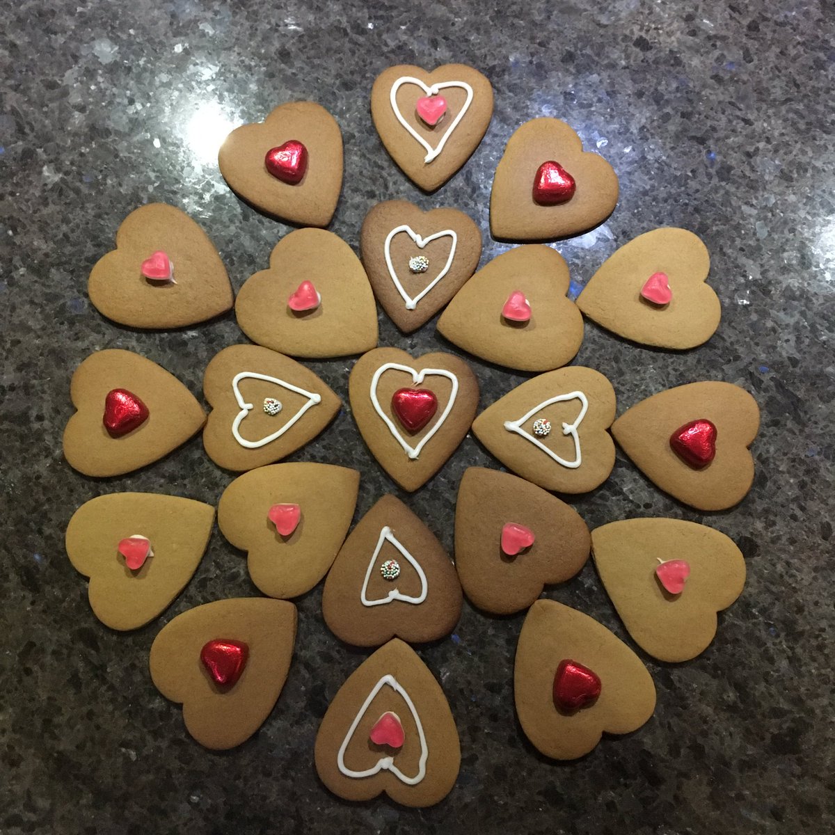 MelWhitt67's tweet photo. @HandEHighSchool #HandEHighSchool #Heartawareness #february #HeartMonth #goodiesforthestaffroom #gingerbread #hearts #Bromptonfountain From Rosie Whittington #enjoy https://t.co/92qPwg3DUt