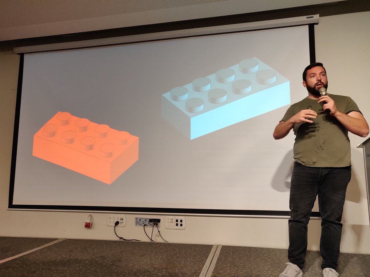 gopherconil's tweet image. Keynote speaker @francesc on stage, talking contracts vs interfaces #gopherconil
