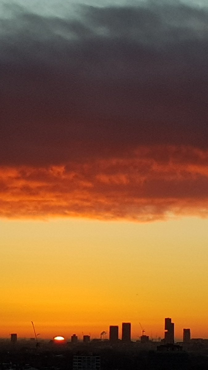 happyhikecoach's tweet image. As the sun rises a new day begins. What are you beginning? And what are you needing to leave behind? Letting go is hard but necessary. #systemiccoaching #coaching