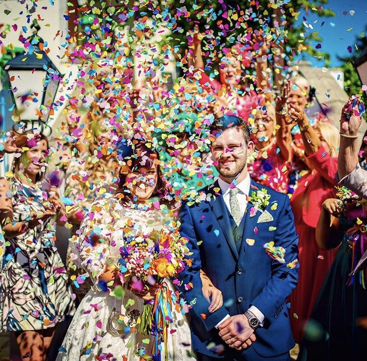 HolyMolyMatrimo's tweet photo. OBSESSED with this beautifully bright confetti shot from @vixwhite123! Bringing some punch to a #Monday morning! https://t.co/JxZgubxDyT