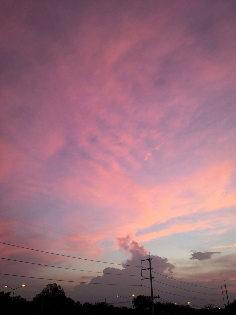 Sawarinni's tweet photo. เราชอบเวลาที่ท้องฟ้าเป็นสีอมม่วง
มันสวยแบบหม่นๆ
มันดูสวยจริงๆนะในความรู้สึกเรา
เห็นแล้วคิดถึง

แล้วคุณล่ะ เวลาคุณมองท้องฟ้า
คุณคิดถึงเราบ้างมั้ยนะ :-)

#มันก็จะม่วงๆหน่อย https://t.co/TurysDyJx3