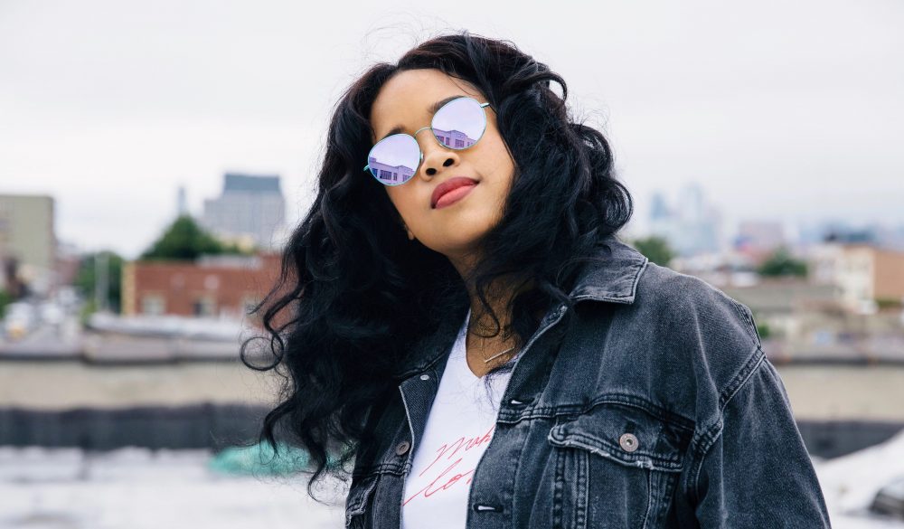 Variety's tweet image. #Grammys: H.E.R. wins best R&amp;amp;B album for 'H.E.R.' bit.ly/2BuykNr