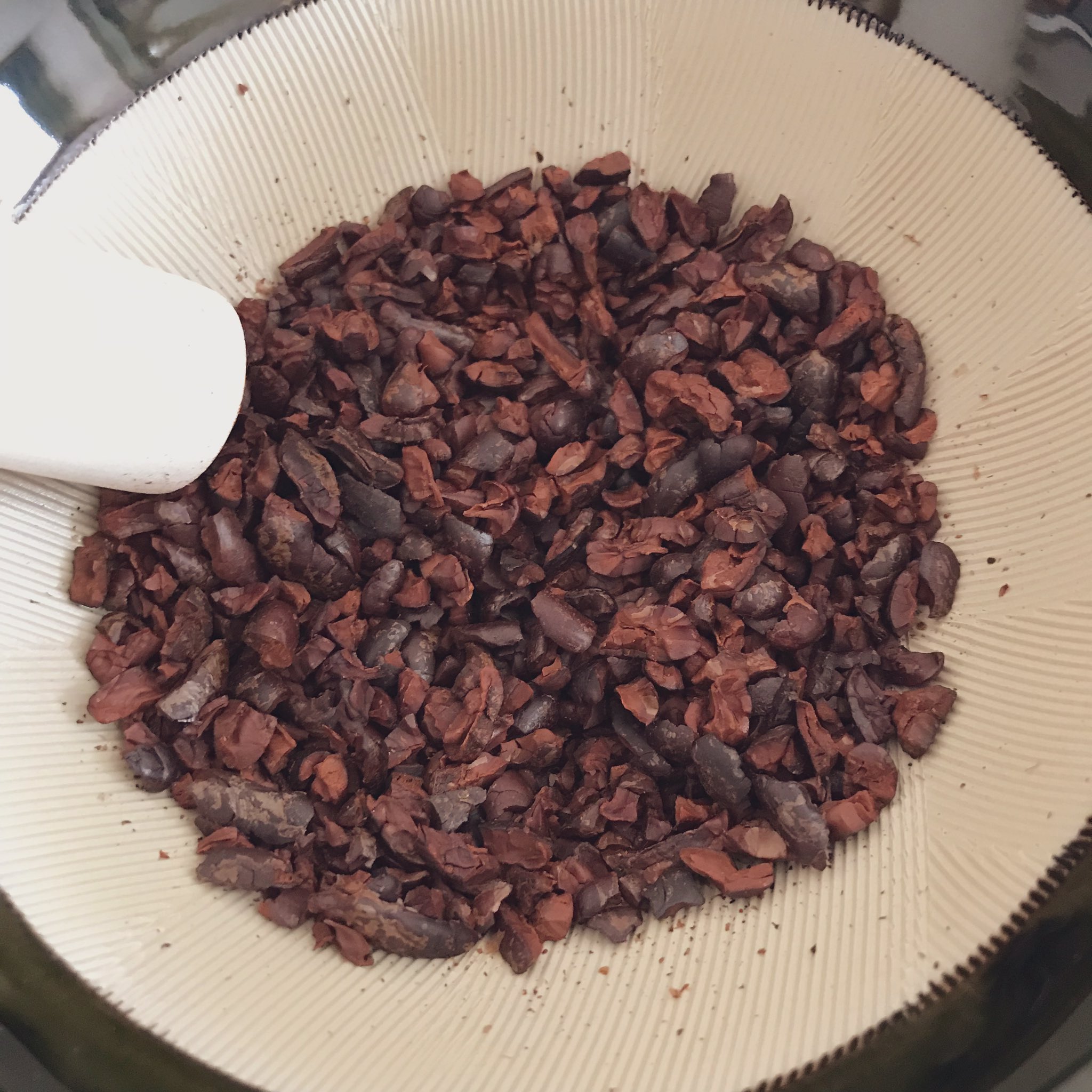 砕いたインゲン豆を添えたピリッとしたラムチョップのレシピ