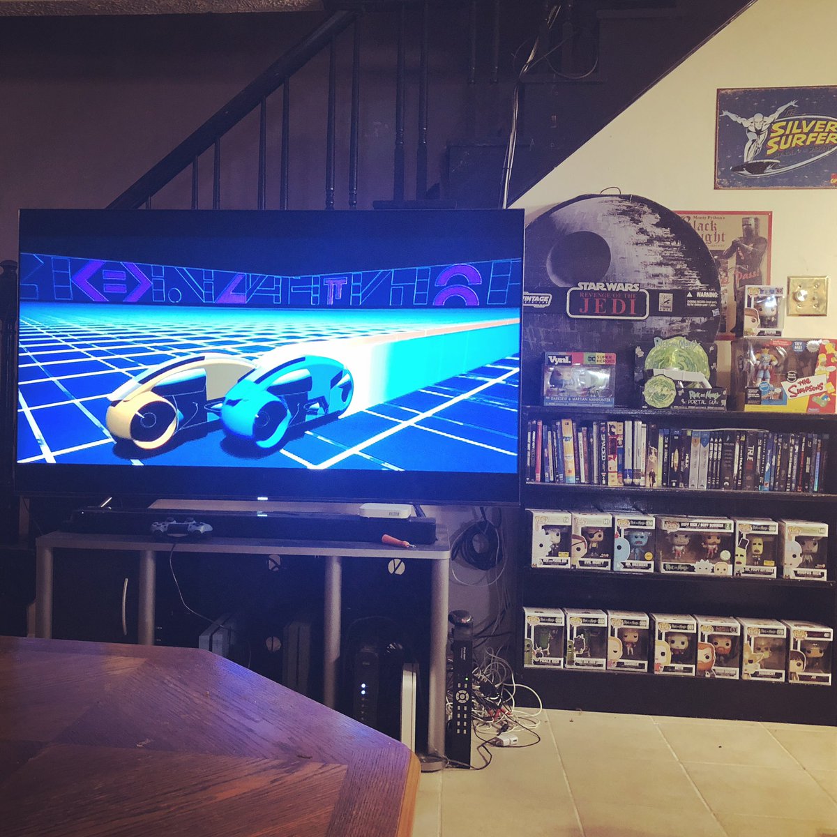 cpguide's tweet image. Home internet just went out so I am watching old school Tron.  #seeyouonthegamegrid #program #mastercontrolprogram #scifi