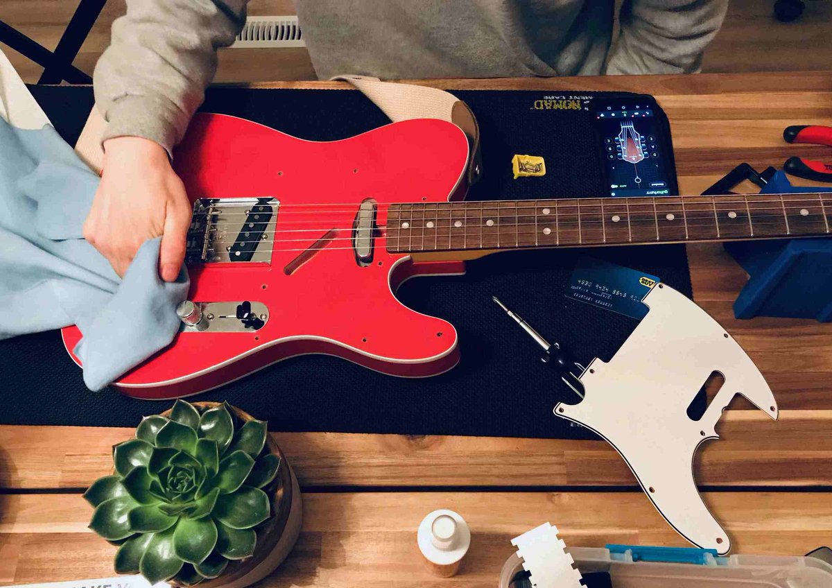 What a gorgeous guitar, even without the pickguard.