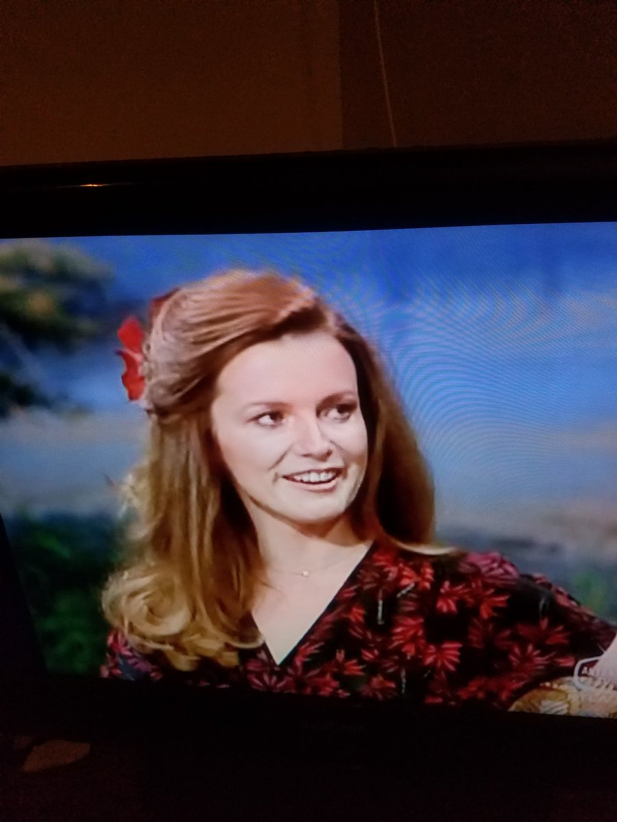 Dear #Fringe fans here is an ancient shot of the Tonight Show with Jonny Carson interviewing a very young Blair Brown - our Nina Sharp - on the press tour for Altered States (about crazy scientific experiments in depravation tanks....sounds familiar?).