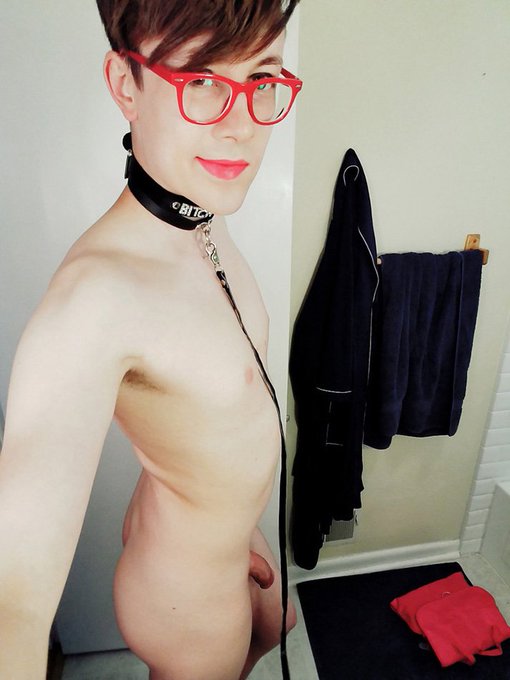 1 pic. There's something about being called dirty names while wearing a leash and collar.

#femboy #slave