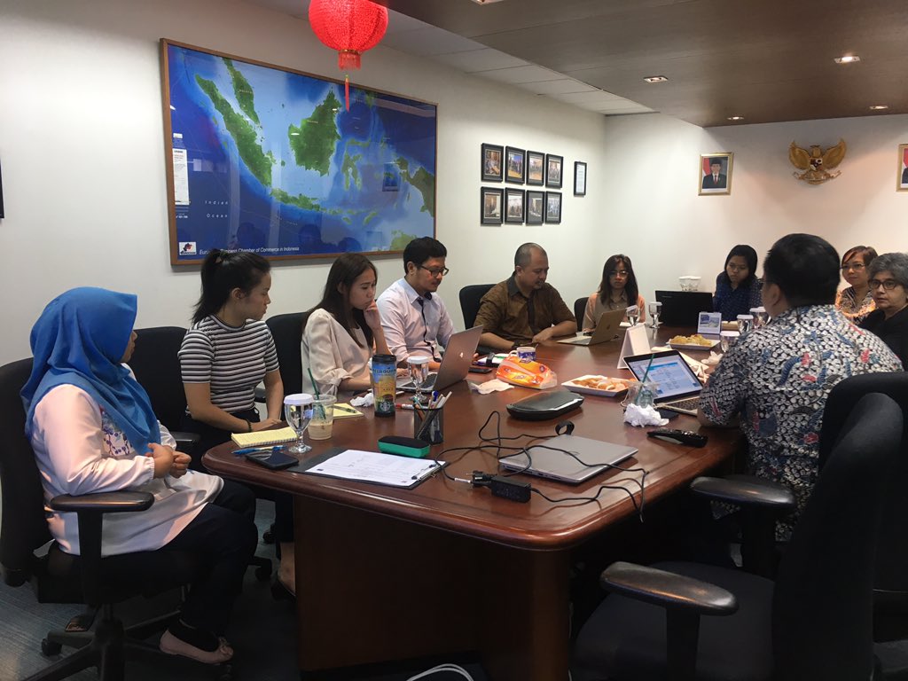 Pagi ini #CCPHI menggelar mini workshop dengan @EuroCham_INDO dan @pshk untuk mengkaji potensi kemitraan antara kedua lembaga.
Berperan sebagai intermediary organization bagi keduanya, CCPHI memfasilitasi pengkajian kesamaan isu prioritas di antara kedua lembaga.
