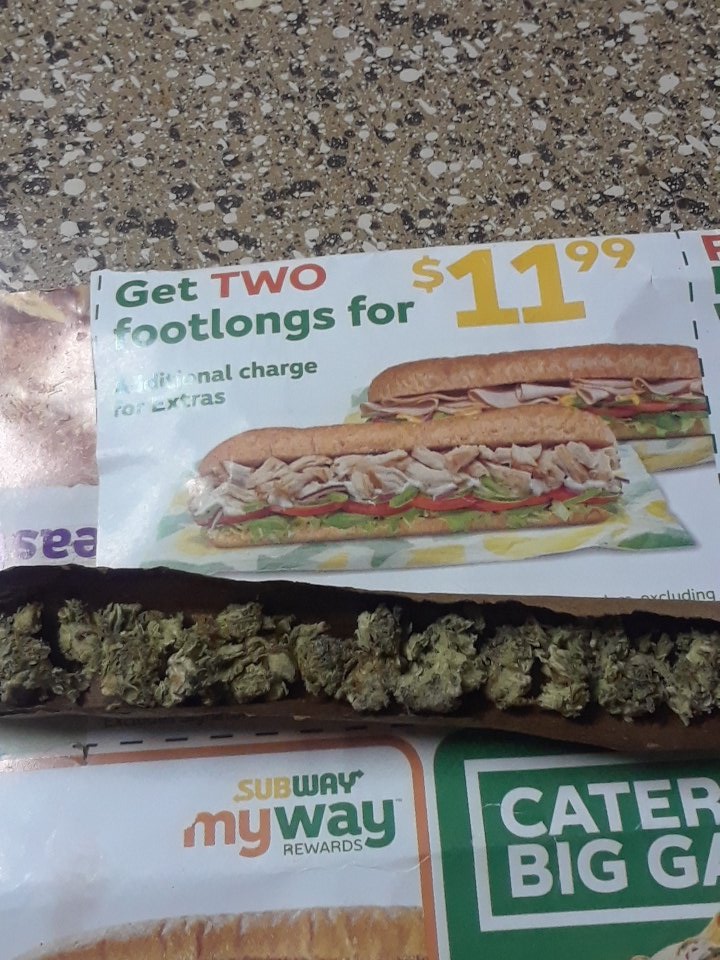 stonerscorner_'s tweet image. Blunts and sandwiches. I feel like Scooby-Doo #munchies #freshofftheclock 

#platinum #girlscoutcookies