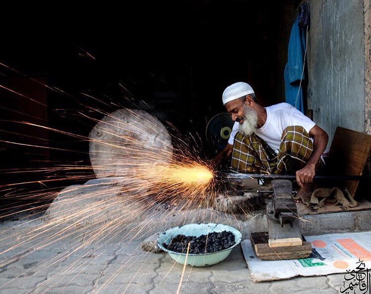 #صورة_اليوم
بعدسة المبدع يحيى القاسمي 
<a href="/yahya_alqasmi/">Yahya Alqasmi</a> 
_____________________
رجل يمارس مهنة الحدادة في سوق نزوى
#اعضاء_جماعة_التصوير 
#تجميد_اللحظة 
_____________________
#shct