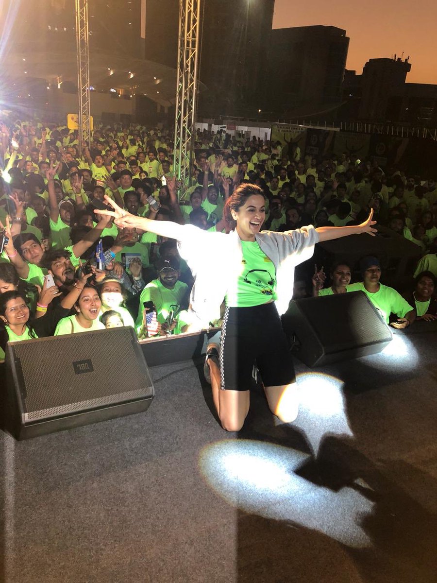 PRPundit_India's tweet photo. #BombayBees had a buzzing Sunday with the most fun-filled running glow party at Mirchi Neon Run with @taapsee @RadioMirchi @MirchiNeonRun
.
.
#PRPundit #Client #BusyAsABee #NeverADullMoment #BuzzyBees #ignitingconversations #drivingappeal #buildingbrandfame https://t.co/uEDZm7a5aF