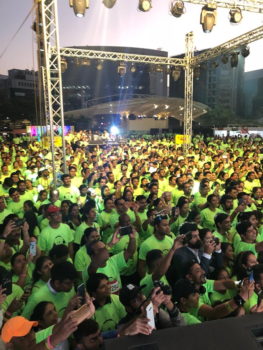 PRPundit_India's tweet photo. #BombayBees had a buzzing Sunday with the most fun-filled running glow party at Mirchi Neon Run with @taapsee @RadioMirchi @MirchiNeonRun
.
.
#PRPundit #Client #BusyAsABee #NeverADullMoment #BuzzyBees #ignitingconversations #drivingappeal #buildingbrandfame https://t.co/uEDZm7a5aF