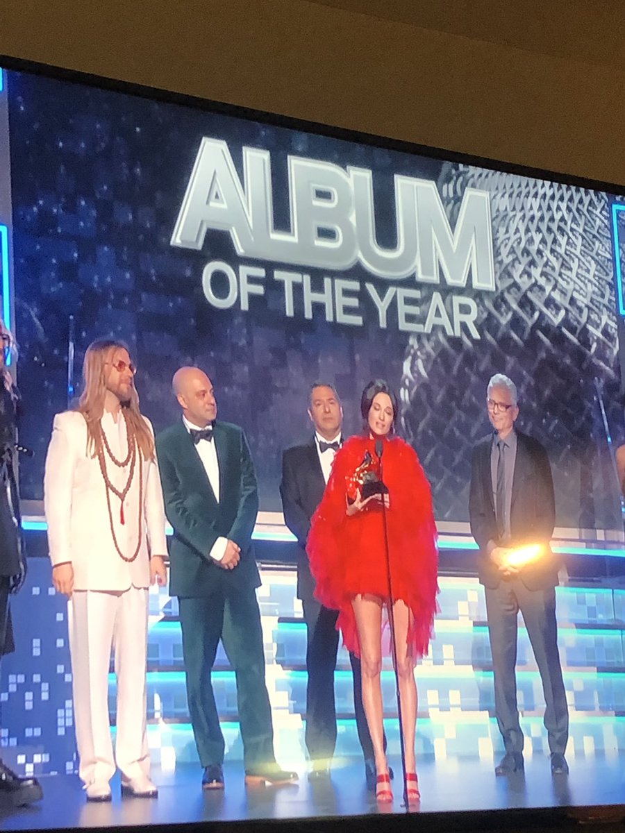 mandym79's tweet photo. 😭😭😭 OMG YESSSSSSSSSSSSS This album has meant so much to me this past year. It is truly a work of art. So happy for @KaceyMusgraves 🌈✨💜🧡💚❤️ https://t.co/XO1Bj6BsEN