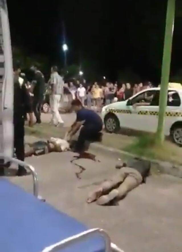 AydarAlfredo's tweet image. HACE INSTANTES!!!
Dos motochorros a punta de pistola intentaron asaltar un vehículo en Av. Mate de Luna y Ernesto Padilla.
Un chófer de un automóvil los persiguió y logro embestirlos arrojándolos de la moto al costado de la avenida. 

YA TE ENTERASTE #MALEY ???🤔