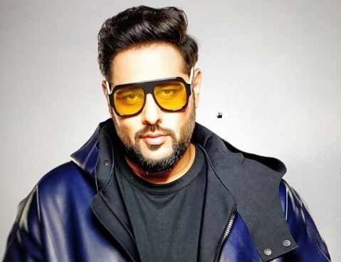pardekpeechey's tweet image. #OfficialAnnoucement

@Its_Badshah forays into acting. Kicks of shooting today with @sonakshisinha, @varunsharma90 &amp;amp; @annukapoor in #Mumbai for an untitled film. 

Produced by @itsBhushanKumar, Mahaveer Jain &amp;amp; Mrighdeep Singh Lamba. Directed by Shilpi Das Gupta. Mid 2019 Release.