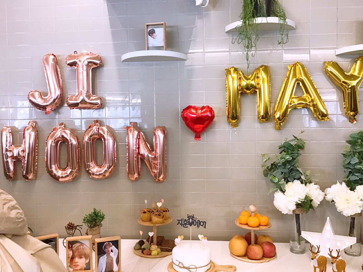Park_Jihoon_my's tweet photo. @twingklight 
컵홀더 이벤트 진행해주셔서 감사합니다❤️
지훈이 팬미팅 갔다가 경희대 정문 바로 앞에 있어서 들른 레프트커피!
컵홀더도 너무 이쁘고 카페도 너무 이뻤어요😍
#박지훈 #컵홀더 #박지훈팬미팅 #퍼스트에디션 https://t.co/8mYEYzWL4P