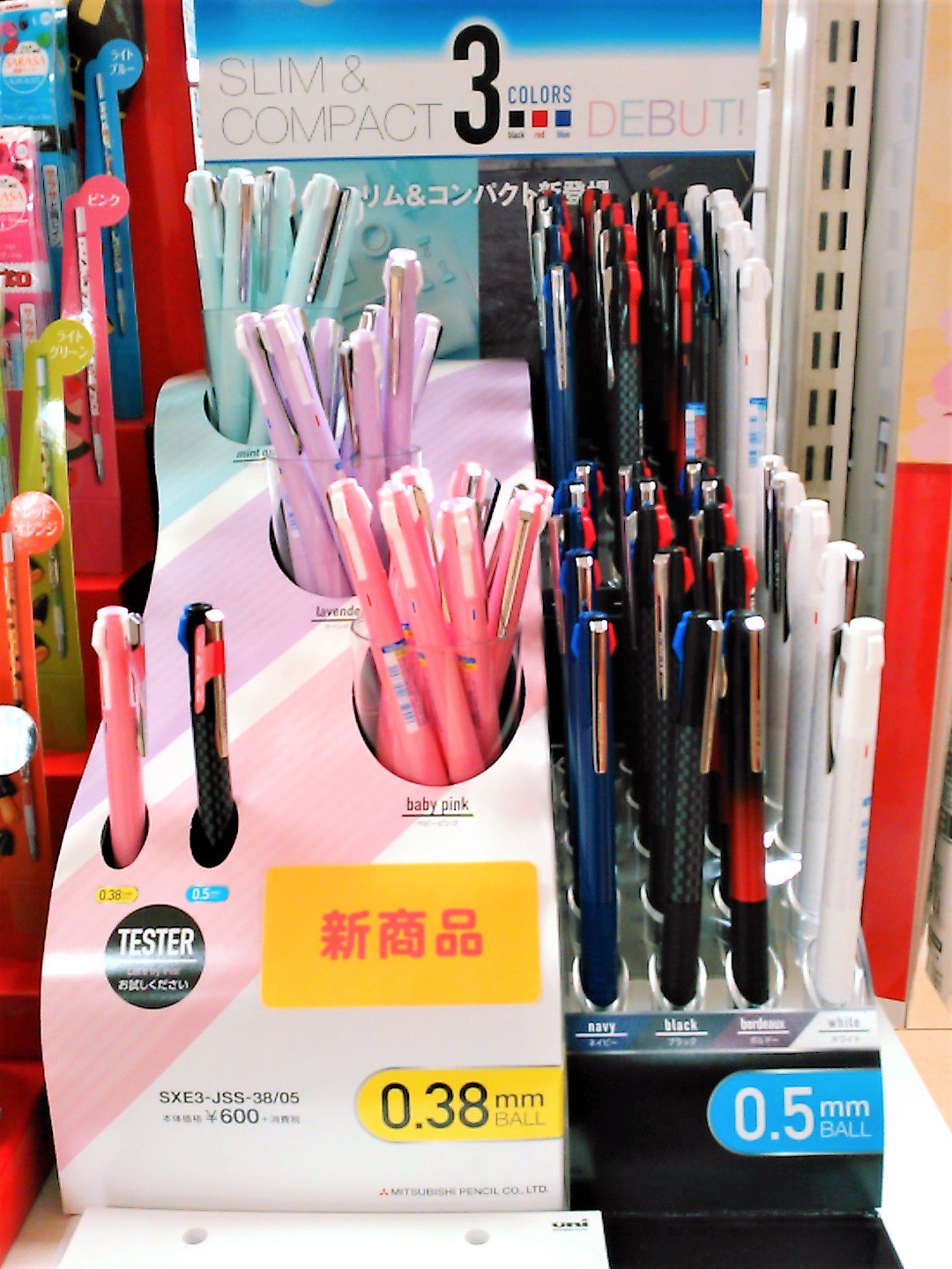 丸善 川越丸広店 V Tvittere ジェットストリーム 3色 スリムコンパクト登場 今までの3色ボールペンよりスリムな軸になっており 手帳と一緒に持ち運びしやすくなりました 0 38mm 0 5mmの2種類で カラーも豊富です 600 税 油性ボールペン 三菱鉛筆