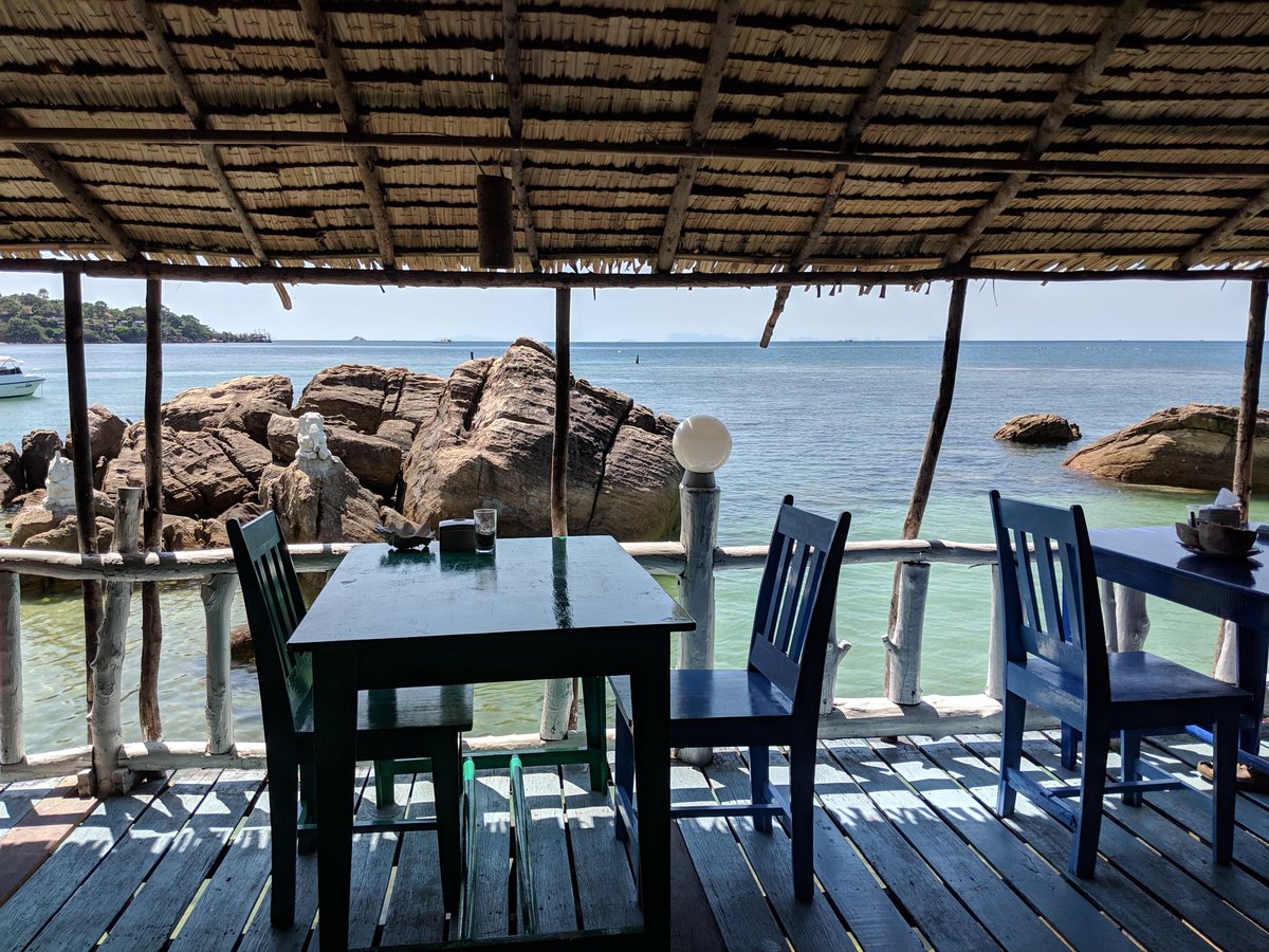LopesRosanna's tweet photo. Amazing WiFi, beautiful views, yummy food and drinks.. the best secret coworking spot 🤫 #digitalnomad #coworking #coworkingspace #community #networking #travel #entrepreneur #freelancer #remotework #freelance #locationindependent #corneroffice #seaview #kohphangan #thailand https://t.co/judJ0mAy5I