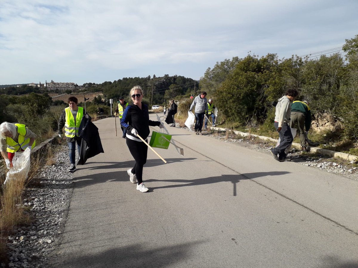canlloses_spdr's tweet photo. Ayer domingo, vecinxs, voluntarixs y @adf307ribes salieron a limpiar y cuidar del espacio natural de Can Lloses en beneficio de todos. GRACIAS a todxs! Repetiremos! @santperederibes @G_Noticies @eixdiari @Periodistes_APG #spdr #garraf #canlloses #natura https://t.co/LieswaHPu9