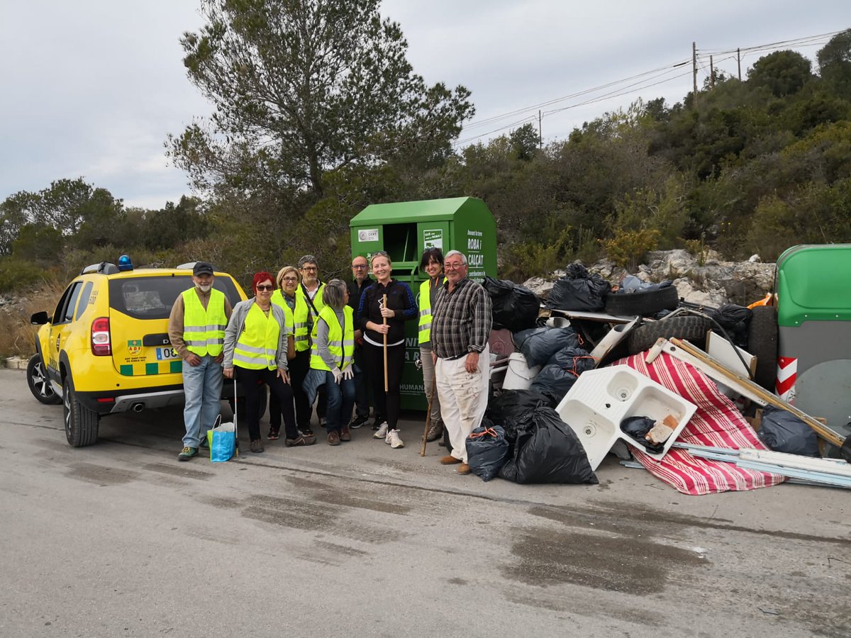 canlloses_spdr's tweet photo. Ayer domingo, vecinxs, voluntarixs y @adf307ribes salieron a limpiar y cuidar del espacio natural de Can Lloses en beneficio de todos. GRACIAS a todxs! Repetiremos! @santperederibes @G_Noticies @eixdiari @Periodistes_APG #spdr #garraf #canlloses #natura https://t.co/LieswaHPu9