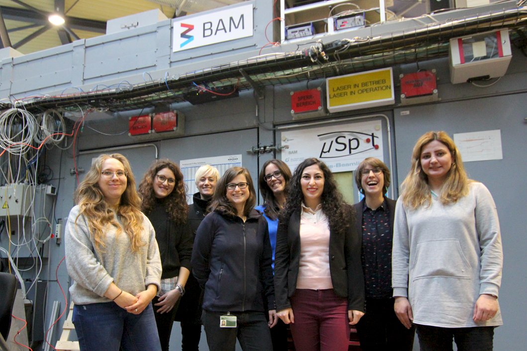 Ana also hosted today's lab tour of #BESSYII for female PhDs in collaboration with #WINS @HumboldtUni + talked about her personal challenges & experiences. A great inspiration for young women to work in science! #WomenInSTEM #WomenScienceDay #February11 @ABuzanich @berlinscience