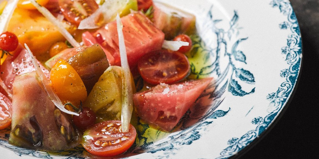 ColmadoSingular's tweet photo. Rafa Peña prepara la Ensalada de tomates con aceite Furgentini en Gresca Bar.
#ColmadoSingular #CulturaGustativa #GrescaBar #RestaurantGresca #RafaPeña #AceiteFurgentini https://t.co/ER6WilvLw7