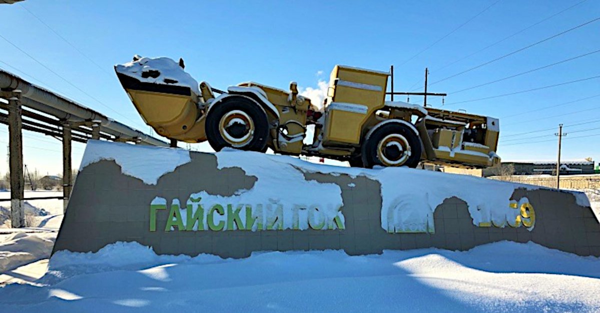 im_mining's tweet photo. .@kghm_sa says its #ZANAM division has agreed to supply nine LK-1M #LHDs to
@UMMC_Holding's #GaiskiyGOK #copper #mine, in #Russia. These machines come with a standard 2 m3 bucket and a 84 kW power rating #miningequipment #Russiamining #miningloadandhaul #undergroundmining https://t.co/CiUH9D2VPR