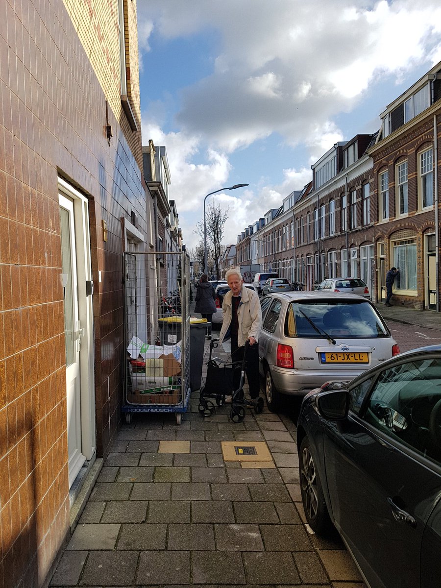 De buurman van dik in de 90 moet eerst de rommel opzij zetten om er dóór te kunnen!  Troep op de stoep gen de Wetstraat Haarlem <a href="/Handhaving023/">Handhaving023</a> <a href="/gemeentehaarlem/">Gemeente Haarlem</a>