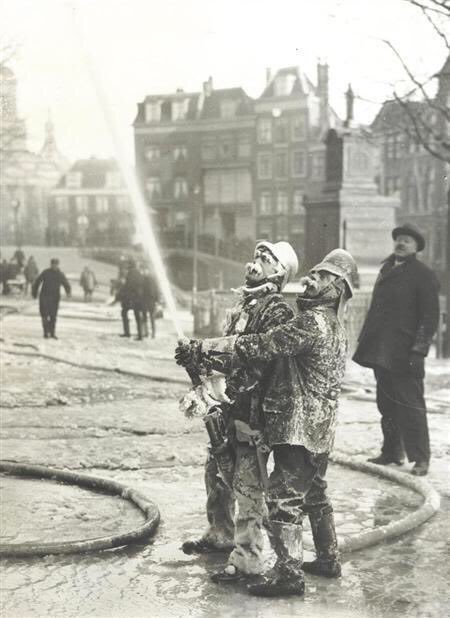 Vanaf morgenochtend vroeg kun je in 26 tweets meebeleven wat er allemaal gebeurde bij de stadhuisbrand in Leiden op 12 feb 1929, dan precies 90 jaar geleden. Het eerste bericht is om 04:25: het begin van de brand.