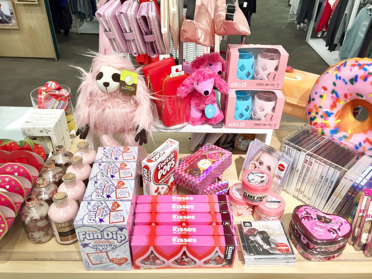 TargetVM_Philly's tweet image. Galentine’s Day is this week!!!! Oh and of course Valentine’s Day too 😉 felt it necessary to create a super cute Galentine’s Table for all you besties out there! Grab a rom-com, some sappy music, chocolate and your favorite gal for an extra necessary girls night! #galentinesday