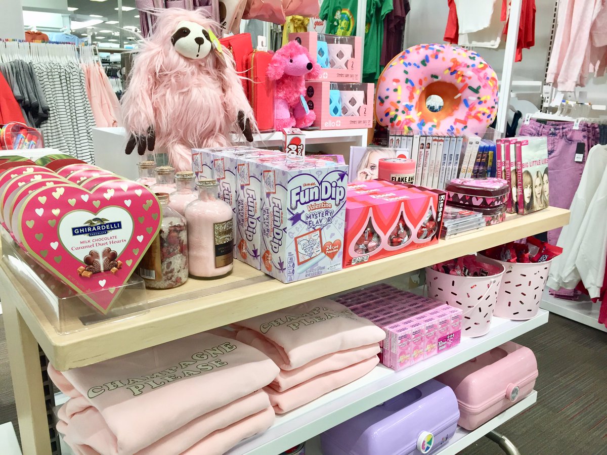 TargetVM_Philly's tweet image. Galentine’s Day is this week!!!! Oh and of course Valentine’s Day too 😉 felt it necessary to create a super cute Galentine’s Table for all you besties out there! Grab a rom-com, some sappy music, chocolate and your favorite gal for an extra necessary girls night! #galentinesday
