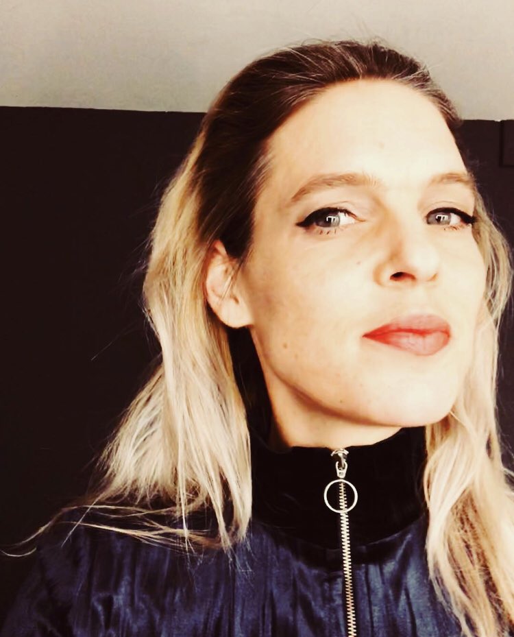 Vanavond <a href="/edison/">Edison</a>.pop @westergasfabriek! Maaar deze girl gaat niet heen; stel dat mn water breekt op de rode loper; hoe glamour 💦🆘🥳 Vorig jaar was Wanderland genomineerd voor ‘Best Rockalbum’, wat nog even gezegd mag worden 💪🎶❤️ #okdoei #verderslapen #preggo #almostbabytime
