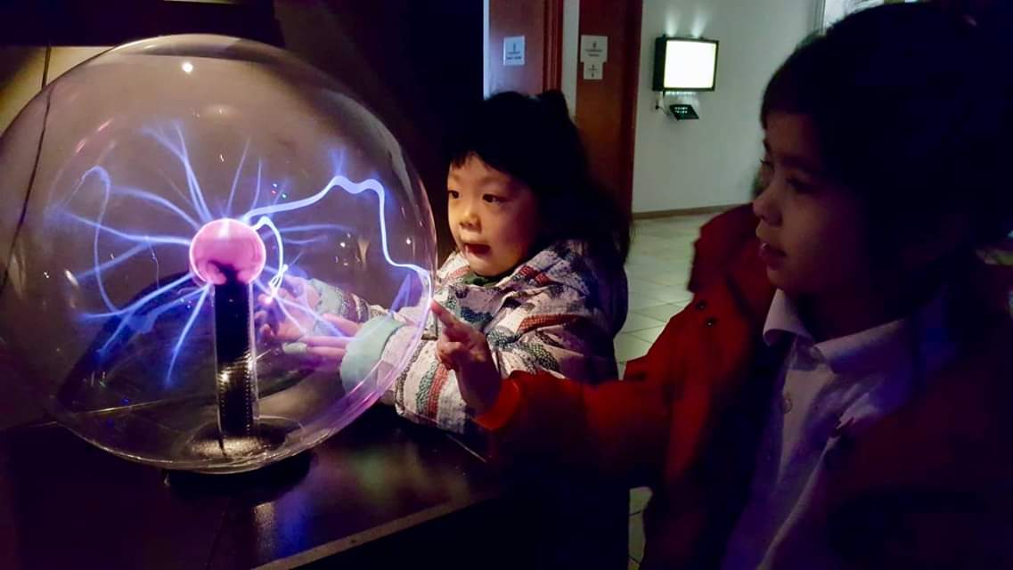 CSBucharest's tweet photo. In Reception, students explore, investigate, and develop curiosity about the world around them.  Our budding scientists visited Casa Experimentelor to stimulate their creative thinking and imagination!  #CSBReception #CSBKG #CSBextracurricular #CSB https://t.co/ma6VXWso2L