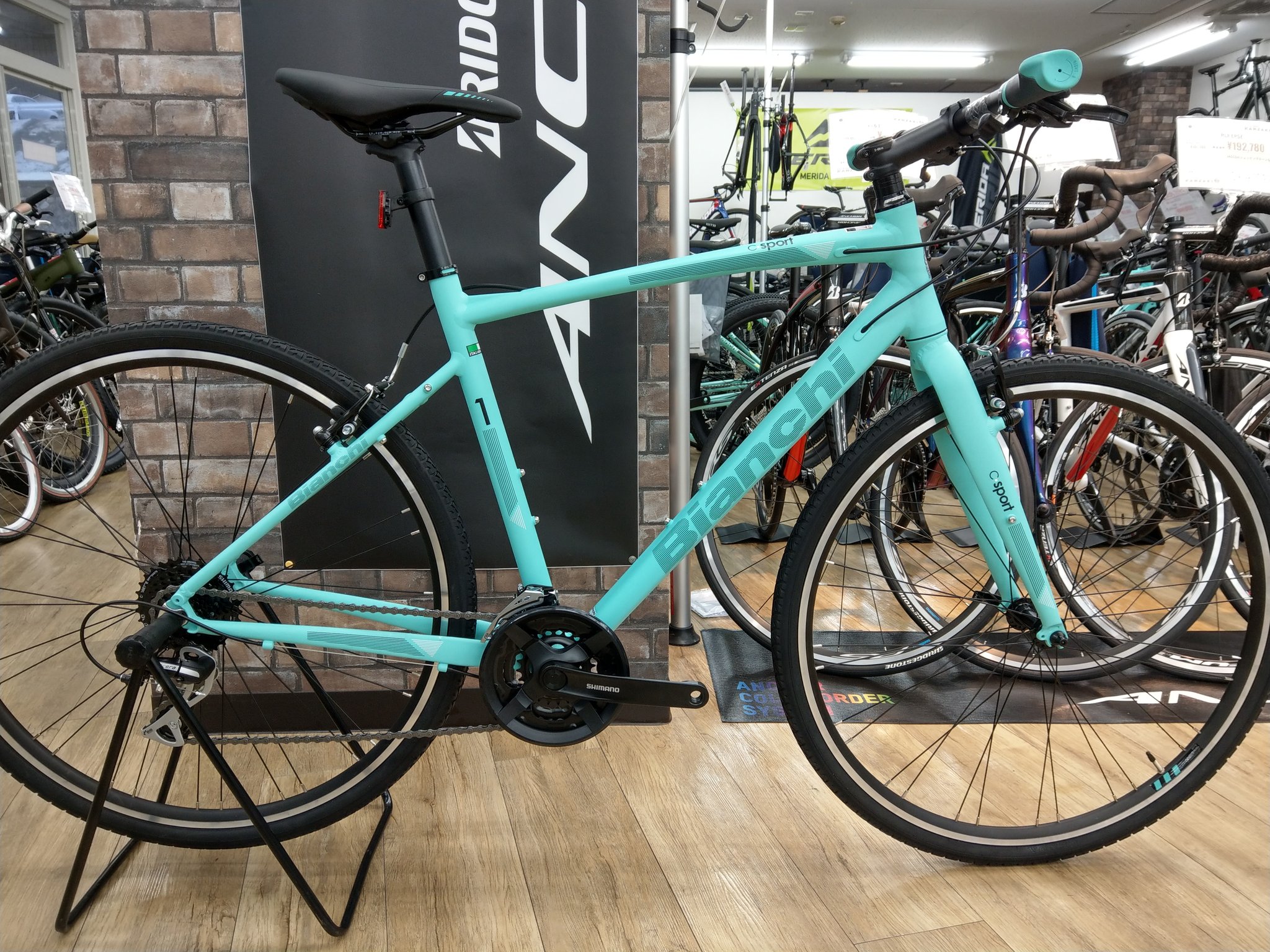サイクルショップカンザキ千里店 Bianchi C Sport 人気で品薄のモデルが入荷してきました ダウンチューブのロゴが凄くおしゃれさん コンポが スペックが なんぞ云々語るバイクではないので感性に任せてしまえば良いと思います カッコいい 可愛い は正義