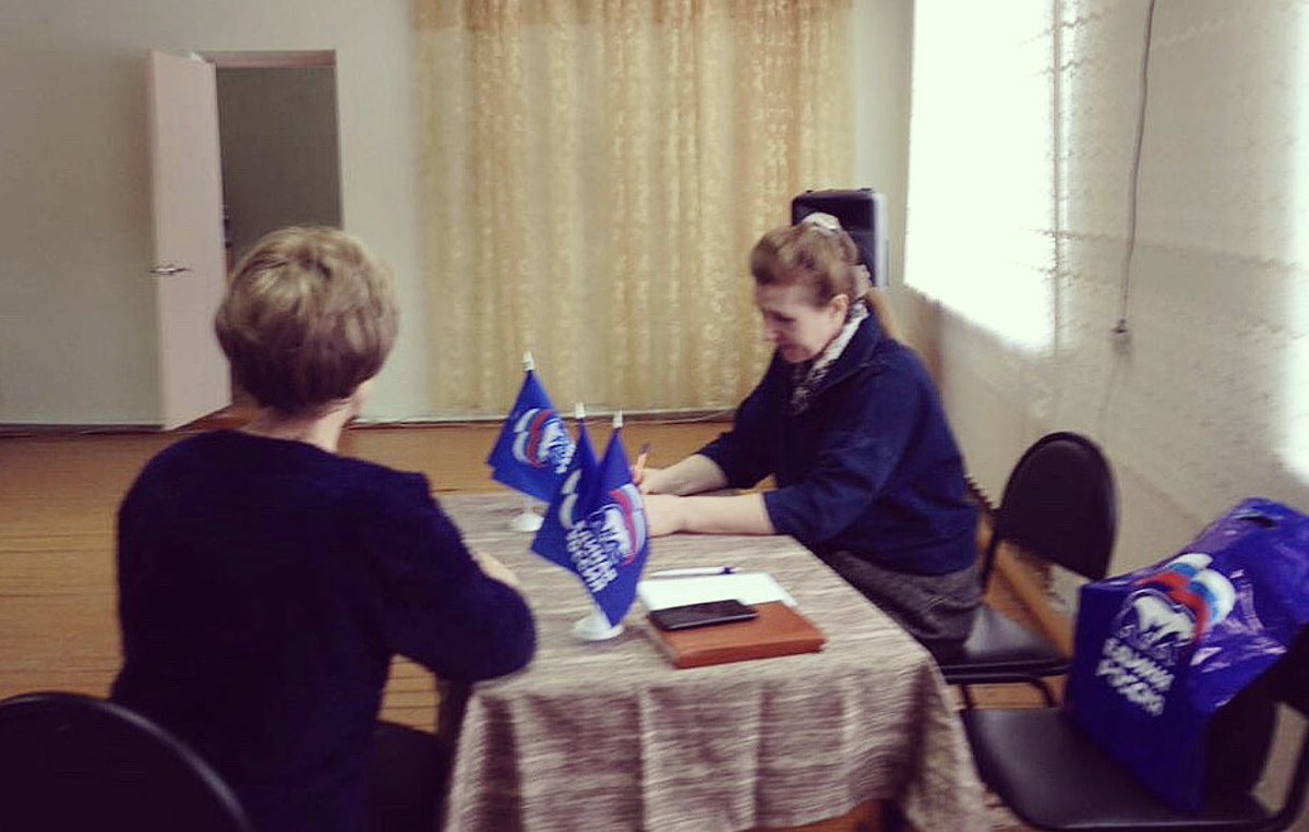 Проходит выездной приём граждан обществен.приёмной Вичугского районного МО Партии в д.Сошники совместно с депутатом Сошниковского с.п. -А.И. Сивенковой!