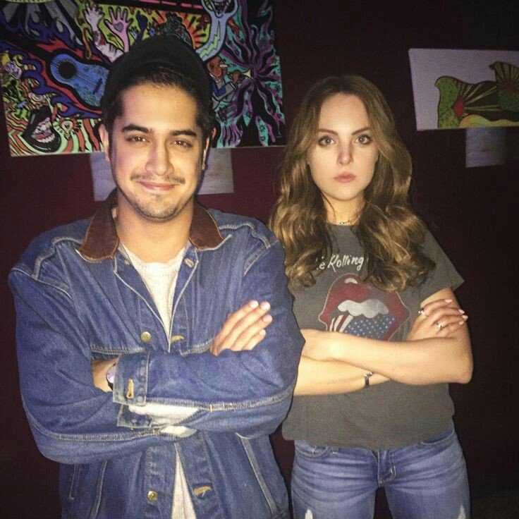 Flo0aguilera's tweet photo. Bisexual culture es ver Victorious solo Avan Jogia y Elizabeth Gillies y no saber cuál de los dos te gusta más https://t.co/1RhPIcKrRG