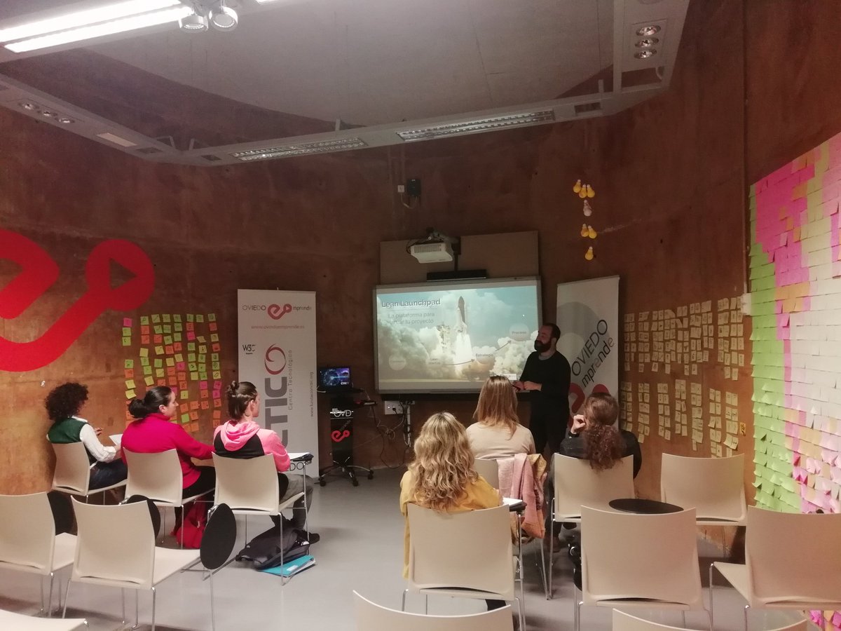 delArcoSousa's tweet photo. Arrancamos el primer #PackBasic del 2019 con estrategia y modelo de negocio con @roberto_bayon de @fundacionctic. Imprescindible cuando estás pensando en pasarte al lado oscuro del emprendedor. En @OviedoEmprende con @fundacionctic y @CamaraOviedo https://t.co/xjgd8Ht2Sy