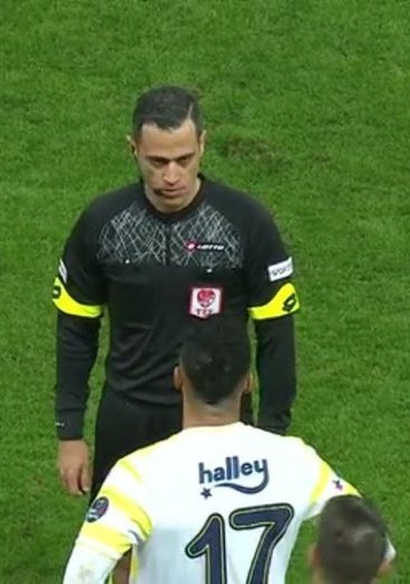 MedyaFener's tweet image. Mehmet Demirkol: "Oyuncunun nabzı 180 olmuş, sarı kartlık da hareket yapmış. Alper Ulusoy'un hareketlerine bakar mısınız? Bar kavgası mı yapacaksın? Soldado'nun hareketini savunmuyorum ama hakemin duruşuyla, bakışıyla ve davranışlarıyla bir oyuncuyu tahrik etme hakkın yok."