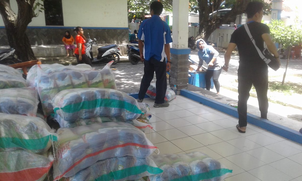 RAmiterdam's tweet photo. Giat kami hari ini Pelaksanaan Pangan Bersubsidi (PPB) dengan total 392 Paket. Alhamdulillah pelaksanaan berjalan dengan lancar dan tertib. 🙏
@DKIJakarta @aniesbaswedan @dppappdki @tutykusumawati @JakartaInfo @poltak01101961 @rachmatkmg @AnwarFadli9 @men_O_men https://t.co/hBAmU01lQJ